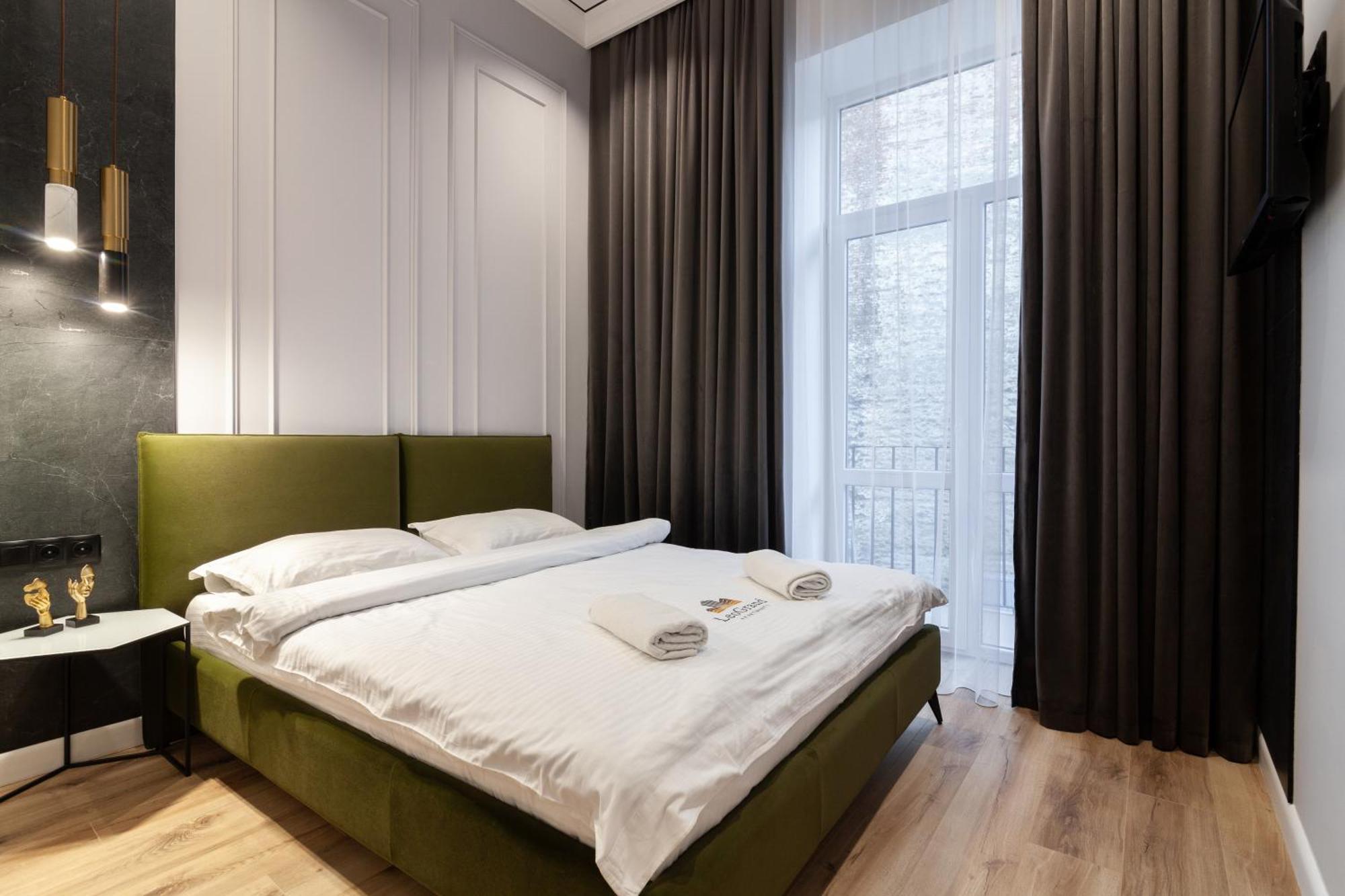Leogrand Apartments On Franka 35 利沃夫 外观 照片